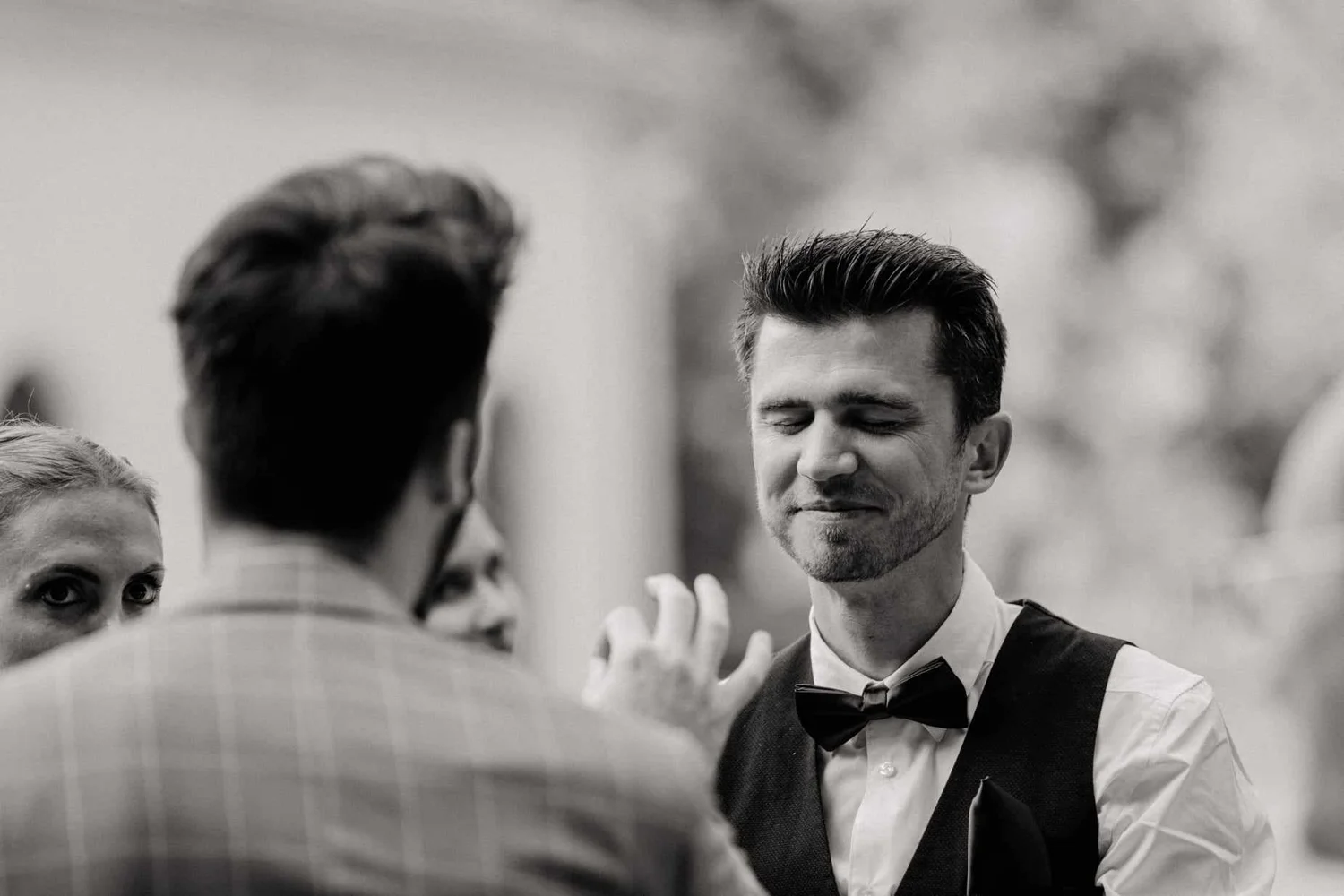 Romain échange avec des invités lors d’un mariage à Mably